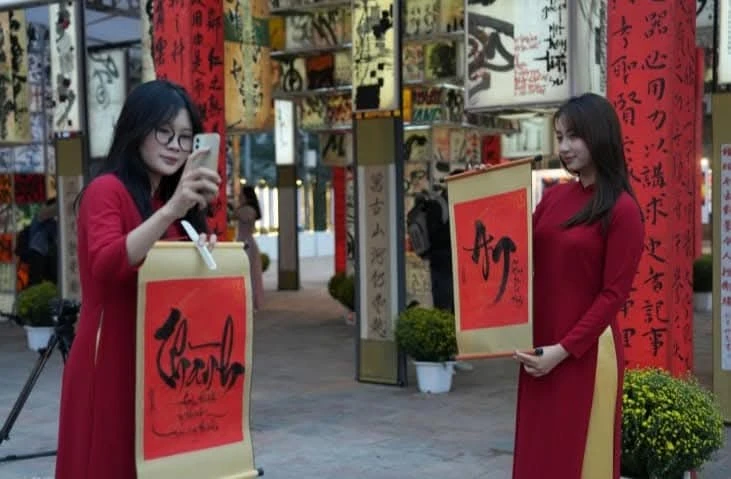 Người dân Hà Nội háo hức đi Hội chữ xuân Ất Tỵ