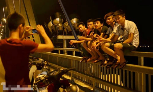 Cảnh tượng xem mà giật mình trên cầu Nhật Tân