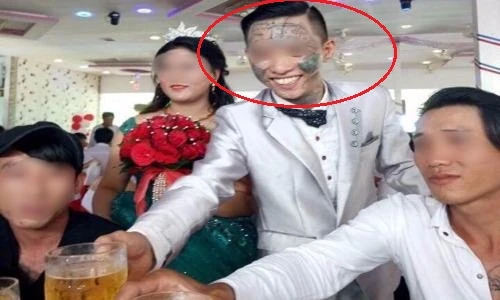 Xôn xao chú rể xăm mặt chi chít trong đám cưới Nha Trang