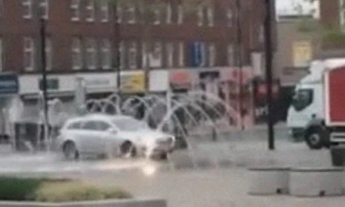 Bị cảnh sát truy đuổi vì rửa xe trong đài phun nước