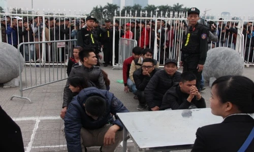 Người dân trắng đêm chờ mua vé xem bán kết AFF Cup 2016