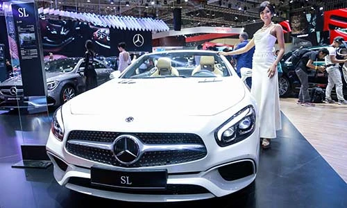 Hoa hậu H’Hen Niê đọ dáng cùng dàn xe sang Mercedes-Benz