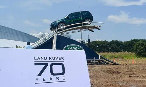 "Phá" xe sang Land Rover tại triển lãm ôtô VMS 2018