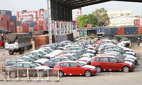 Cận cảnh dàn xe BMW nhập lậu nằm mốc meo ở cảng Sài Gòn