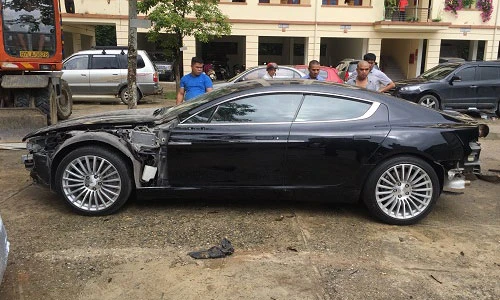 Dàn siêu xe bị "bỏ rơi" bên đường 2 tháng ở Bắc Kạn