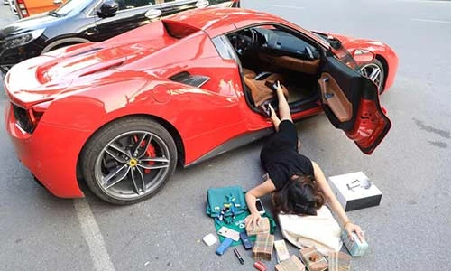 Muôn kiểu "ngã sấp mặt" bên siêu xe của giới nhà giàu Việt