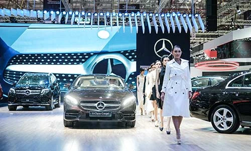 Dàn người đẹp "khoe sắc" cùng xe sang Mercedes ở VMS 2018