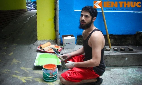 Soái ca râu xồm người Mỹ “tân trang” ngõ phố cổ Hà Nội