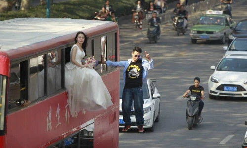 Ngỡ ngàng với đám cưới lơ lửng giữa không trung