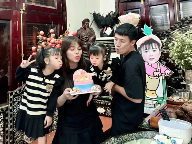 Sau mọi lùm xùm trên mạng vợ chồng Bùi Tiến Dũng lại yêu thương