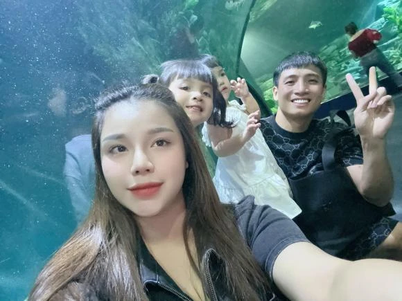 Hậu tin đồn ly hôn, trung vệ Bùi Tiến Dũng vui vẻ bên gia đình