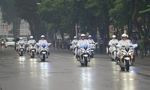 Môtô "khủng" Yamaha FJR1300 dẫn đoàn APEC 2017 tại Hà Nội