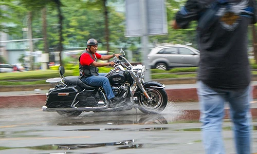 Dân chơi môtô Harley Sài Gòn "luyện công" dưới mưa