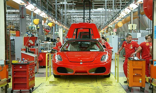 Xem thợ thủ công và robot sản xuất siêu xe Ferrari
