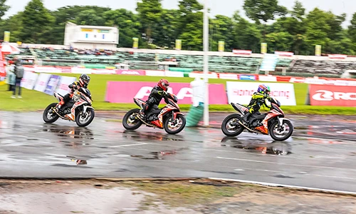 Dân chơi xe máy Honda đội mưa, "đua nóng" tại Đồng Tháp