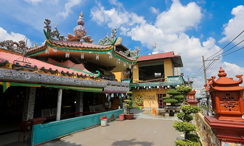 Ngôi chùa độc đáo ở Sài Gòn làm bằng 30 tấn mảnh sành