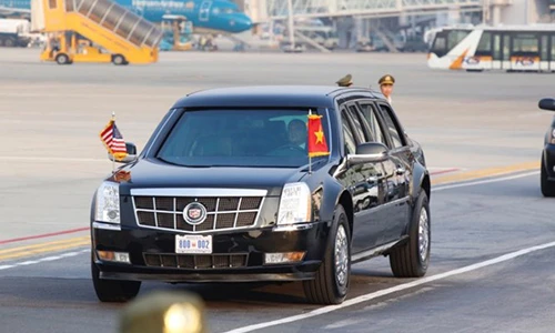 Siêu xe Cadillac One đón Tổng thống Donald Trump tại Hà Nội 
