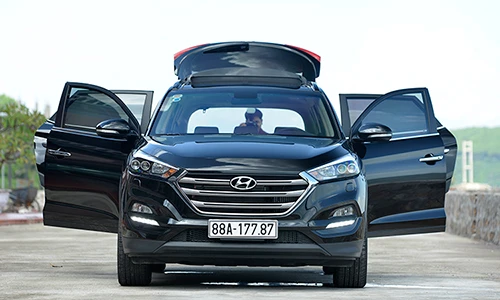 Cầm lái Hyundai Tucson 2017 giá hơn 800 triệu tại VN