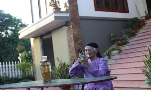 Cụ bà 93 tuổi gây sốt MXH với sở thích chụp ảnh sống ảo