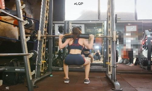 Dân mạng bức xúc với trào lưu khoe vòng ba loã lồ của giới trẻ