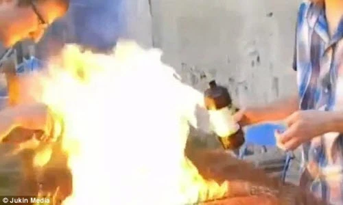 Suýt biến thành trai xấu vì nướng xúc xích ngoài trời