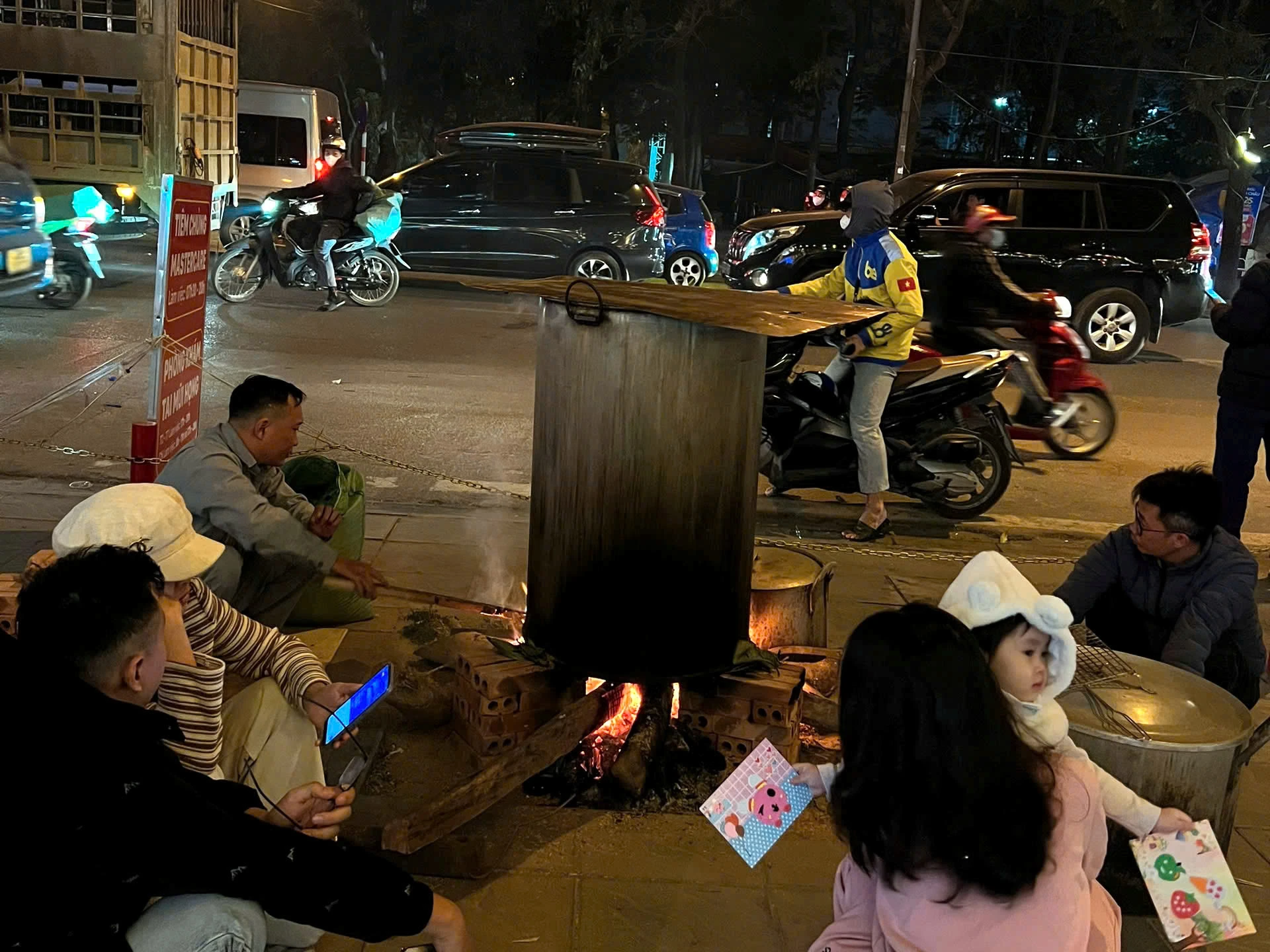 Dân chung cư “lên lửa” luộc bánh chưng, ấm lòng tình làng nghĩa xóm