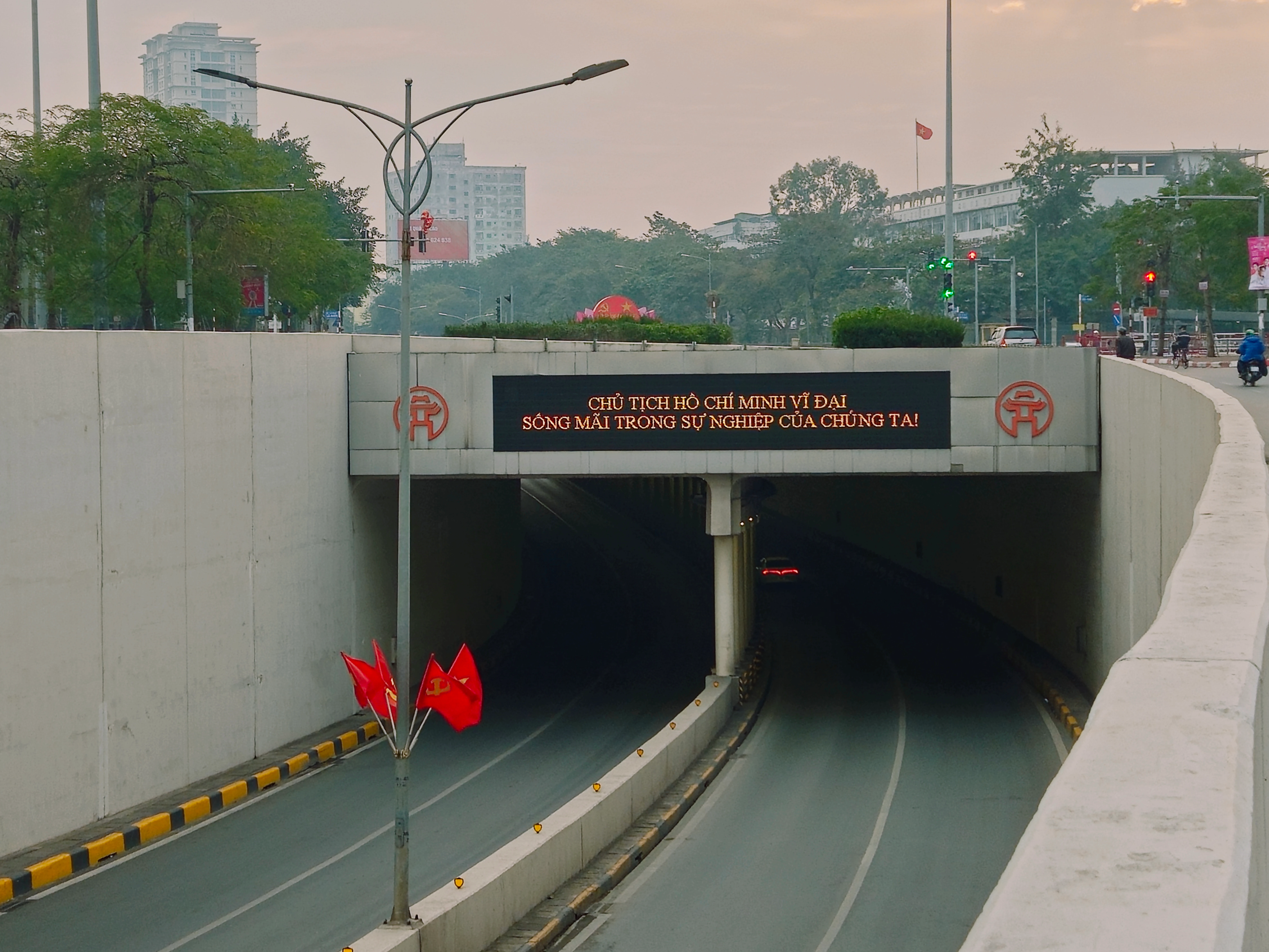 Chùm ảnh: Hà Nội bình yên, sâu lắng sáng mùng 1 Tết Ất Tỵ 