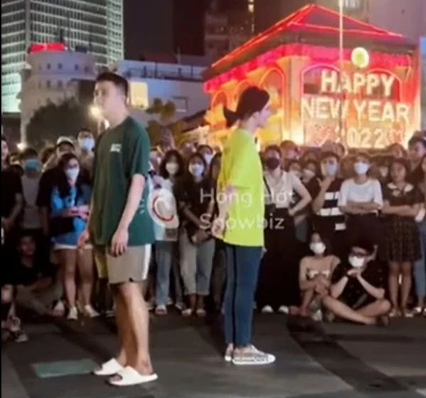 Chơi ghép đôi ở phố đi bộ, Trần Đức Bo lại gây bão mạng