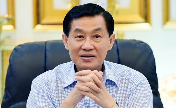 Những hình ảnh giản dị bất ngờ của tỷ phú Johnathan Hạnh Nguyễn