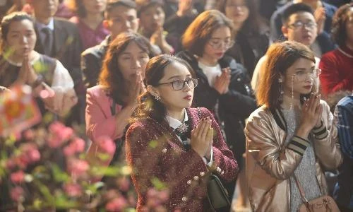 Tết Kỷ Hợi 2019, dân Thủ đô tấp nập đi lễ chùa cầu may