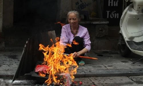 Người dân Hà Nội hóa vàng mã Tất niên đón năm mới