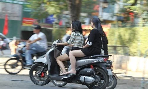 Du xuân ngày mùng 4 Tết: Vô số người dân Thủ đô "quên" mũ bảo hiểm