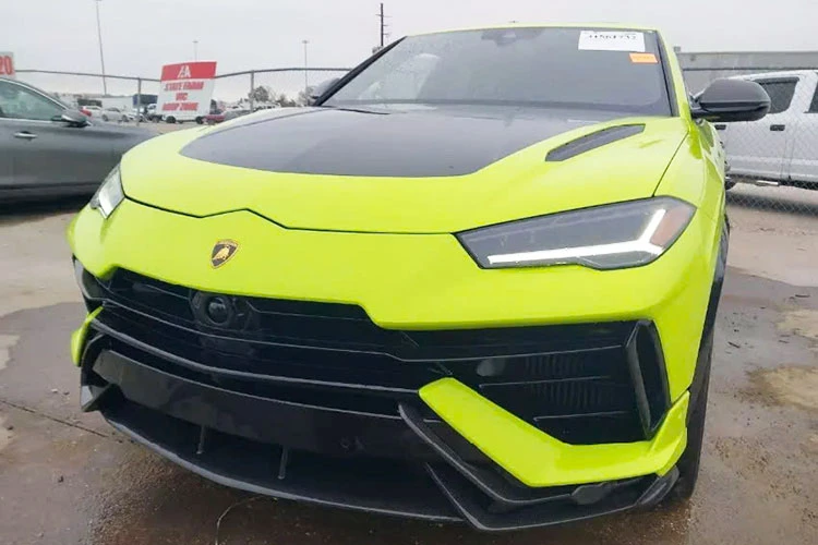 Lý do Lamborghini Urus Performante bạc tỷ mới tinh bán giá “sắt vụn”?
