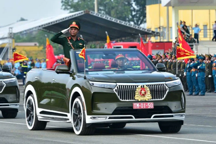 VinFast VF9 mui trần tại lễ tổng duyệt đại lễ 50 năm thống nhất 