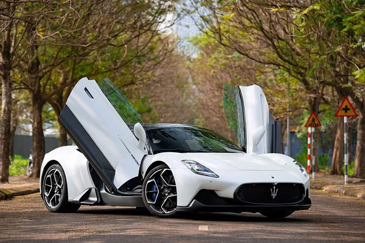 Maserati MC20 nằm kho 3 năm, đại gia Việt "bay" ngay 5 tỷ