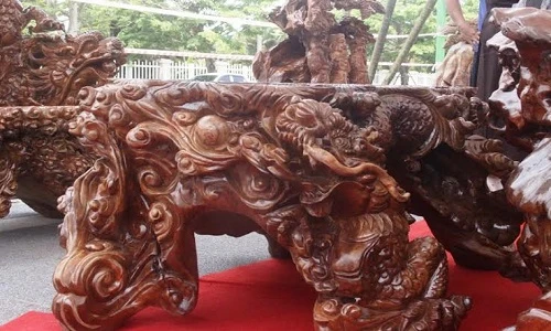 “Mê mẩn” bộ bàn ghế gù hương ngũ long ngàn tuổi của đại gia Tuyên Quang