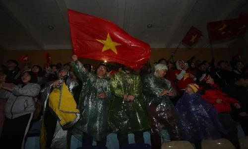 CĐV Hà Nội bất chấp thời tiết giá rét cổ vũ đội tuyển Việt Nam