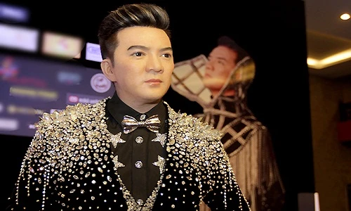 Hàng trăm khán giả vây quanh tượng sáp Đàm Vĩnh Hưng