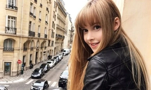 Cô nàng “búp bê sống” không cần đến PTTM gây mê mẩn