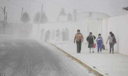 Khốn khổ vì tro bụi núi lửa phủ kín đường phố Mexico