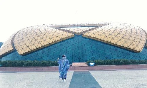 “Trời không mưa, mặc áo mưa” đi du lịch, ai chất bằng cô gái Bình Dương?