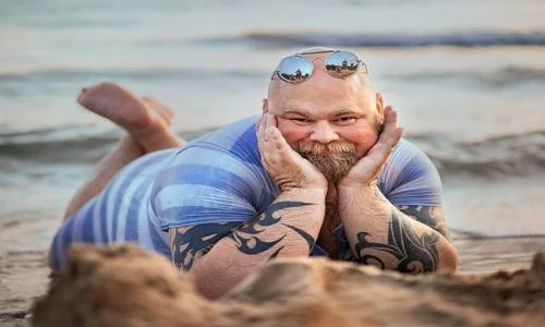 Đau bụng cười với ông bố bụng bia tạo dáng “thần thái” trên bãi biển