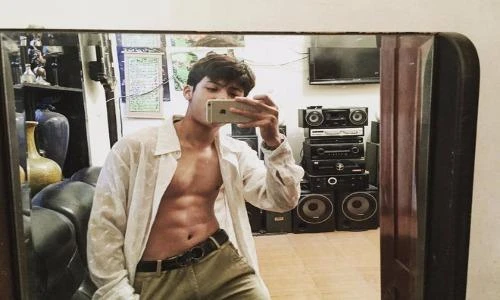 Nam sinh 2002, khiến dân tình "lác mắt" với thân hình 6 múi