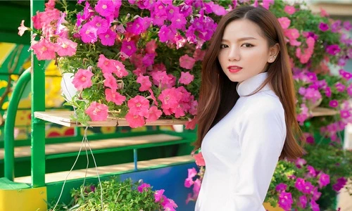 Hot girl Phở khoe sắc trong nắng xuân rạng rỡ