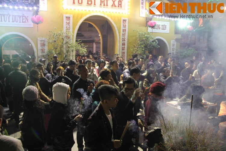 Dân Hà Nội đổ về đình chùa cầu an đầu năm mới 2016