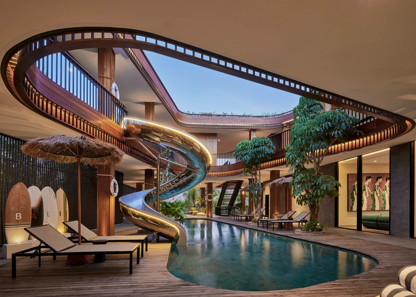 Tò mò biệt thự gây sốt với giếng trời như lốc xoáy