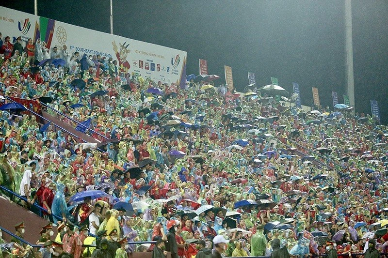 CĐV đội mưa cổ vũ cho U23 Việt Nam SEA Games 31 gây ấn tượng