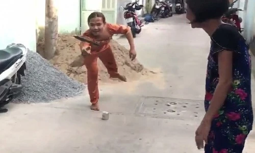 Phì cười trước cảnh các mẹ, các dì chơi “tạt lon” máu lửa