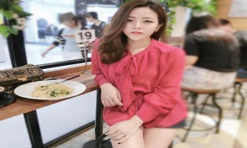 Hot girl Ông Thoại Liên tuổi 29 còn độc thân và vô cùng xinh đẹp