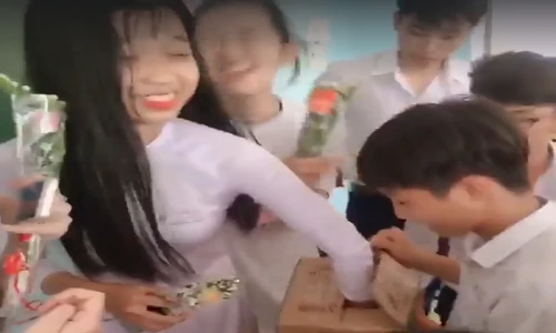 "Con trai lớp người ta" tổ chức tặng quà 8/3 cực vui cho bạn gái